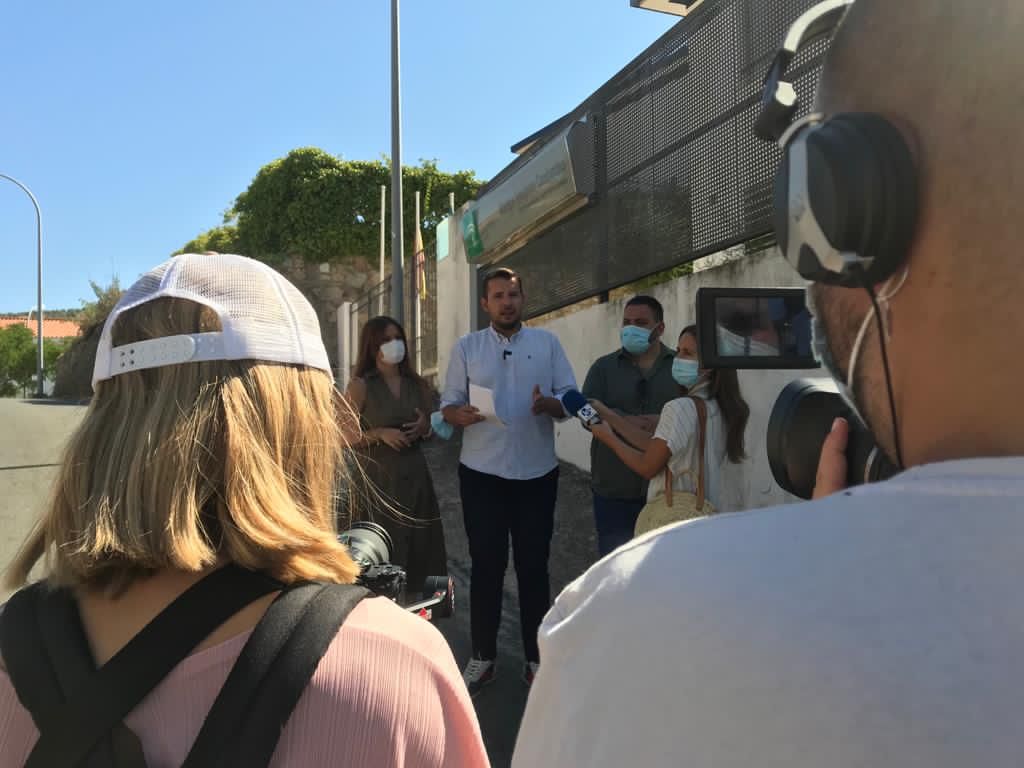 Hoy denunciamos un nuevo ejemplo del abandono que sufrimos lxs jóvenes por parte de la <a href="/AndaluciaJunta/">Junta de Andalucía</a>.

Exigimos en Constantina la reapertura del albergue y preguntamos a <a href="/JuanMa_Moreno/">Juanma Moreno</a> por la contratación de socorristas para albergues que están cerrados.