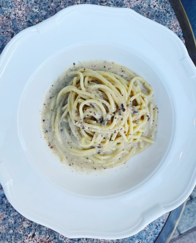 Make it a Glebe Eats Date Night at Home with <a href="/CantinaGia/">CantinaGia</a>: Cacio E Pepe - One of the Roman Holy Trinity’s of pasta and a guest favourite at Cantina Gia. Made with their house made spaghetti, pecorino cheese and black pepper. Simple and delicious.  
🍝🍽️😋👉 glebeeats.ca