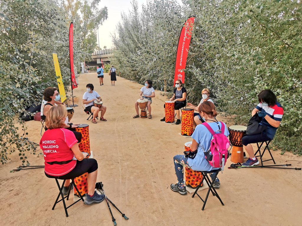 AOxigenarte's tweet photo. ¿Conocéis el Jardín de la Alameda junto al Malecón de Murcia? ¡Es una pasada! 😍

Hoy se llena de alegría, vida, bailes, percusión y deporte  con el Programa #EnModoVerano del @AytoMurcia en @parquesdemurcia 💚🎶

¡Y mañana visitamos el Barrio del Carmen! 💪

#MurciaEnVerano https://t.co/Qxe3fhgg0a
