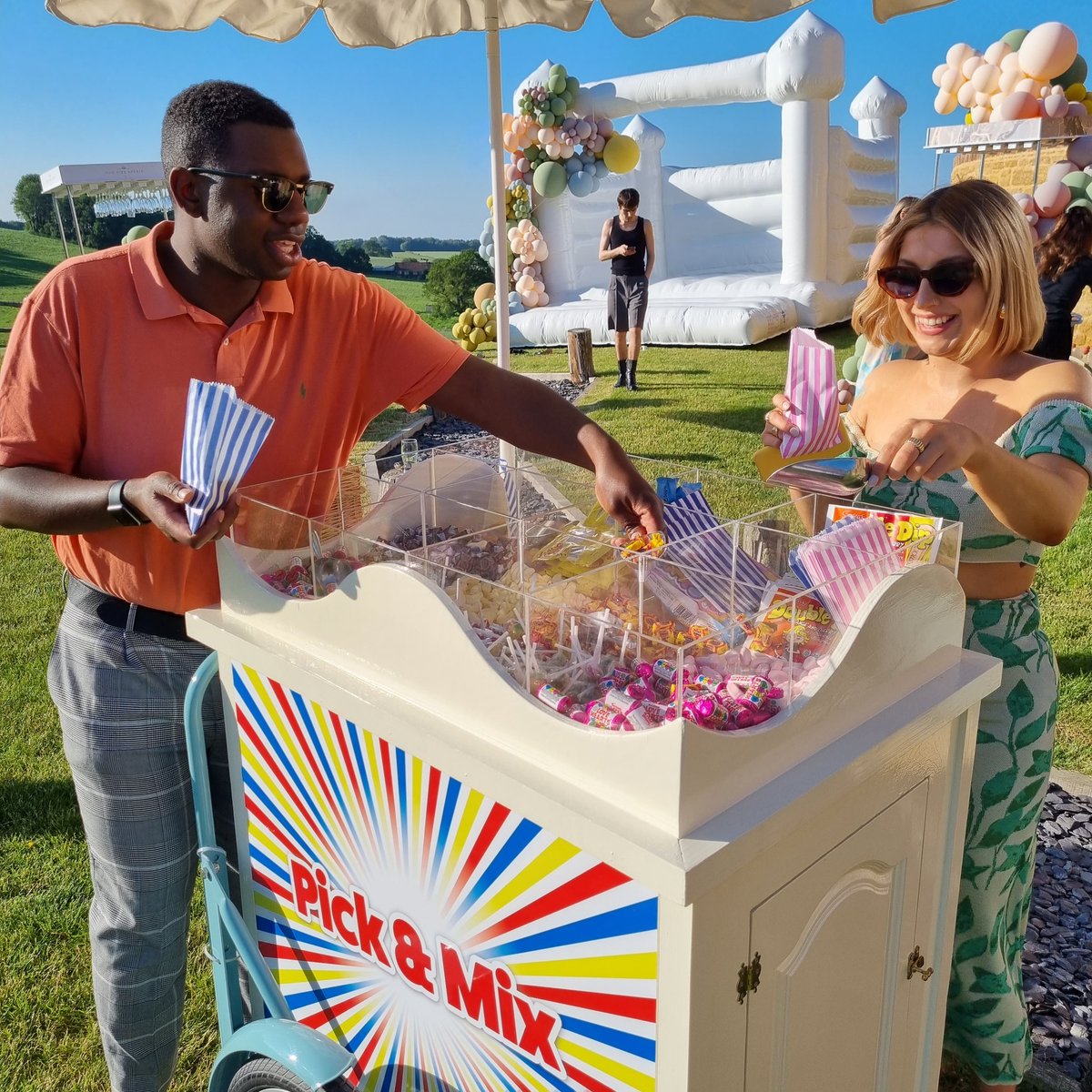 chillywhiteltd's tweet photo. PICK 'N' MIX 🍬🍭🍫
Bring the sweet shop to the party 🥳 
We'll bring a whole load the favourites - just let your guests get stuck in ✌
#ByChillyWhite #Pickandmix #Picknmix #Sweets #Retrosweets #Pickandmixcart #Sweetstand #Sweetcart #Partyplanning 
#Uniqueevents #Themedevents https://t.co/AvRSF5z68n
