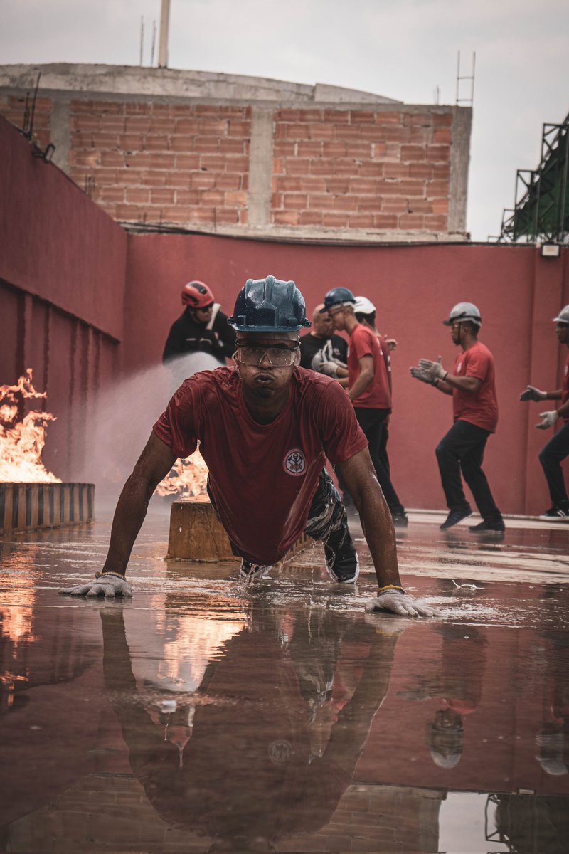 Motinhaplk's tweet photo. Lute pelos seus sonhos, supere os obstáculos que surgirem e caminhe rumo à vitória. 👨‍🚒🔥💪🏃‍♂️
#sonhorealizado
#bombeirocivil
#formaçãodebpc https://t.co/vfE4P3eiJA