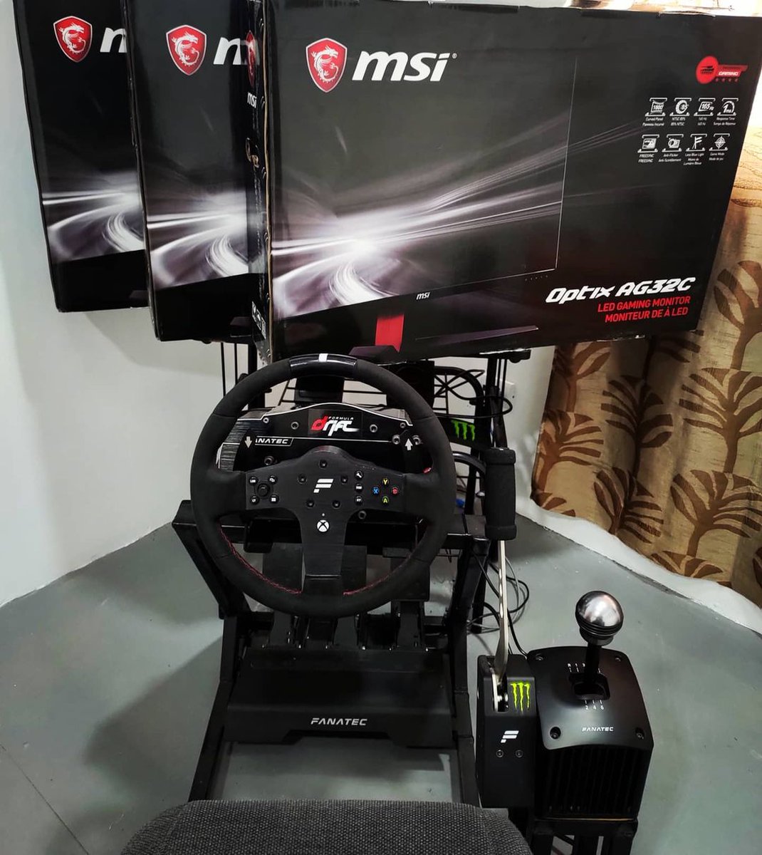 msifrance's tweet photo. Qui aimerait avoir un simracing triple screen chez lui 😍❓

📷 gmongedrift https://t.co/VJRvp0U3LL