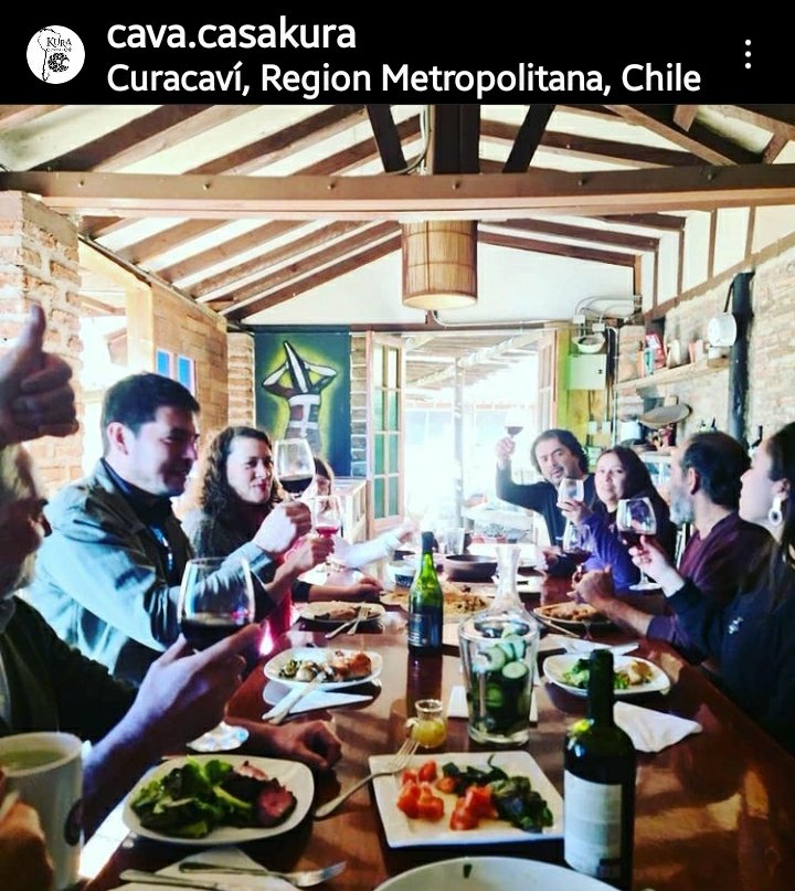 RestaurantKura's tweet photo. En nuestro #comedorfamiliar los amigos son familia 🥂
Descorchando selección de la #cavakura y eligiendo vinos para unas reales cajitas felices 🍷🍷
#winelovers #CasaKURA
#comedorfamiliar
#petfrendly
#Curacaví @juancar89166389
@KURA_Barbara https://t.co/yNkZhCk40G