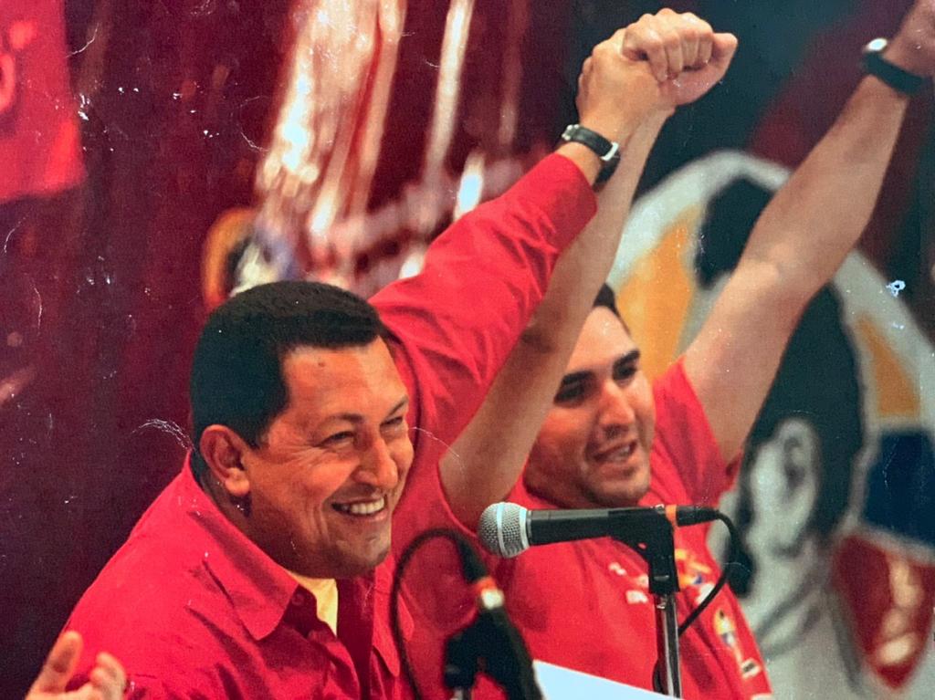JEHYSONGUZMAN's tweet photo. Con 17 años conocí a Chávez un día en la Av. 4, frente al Liceo Libertador, ese día el comandante a toda esa muchachada de estudiantes que estábamos ahí nos extendió la mano y nos dijo “vamos a construir la Patria de Bolívar, la Patria de su futuro muchachos” https://t.co/Yxm0vw7hyE