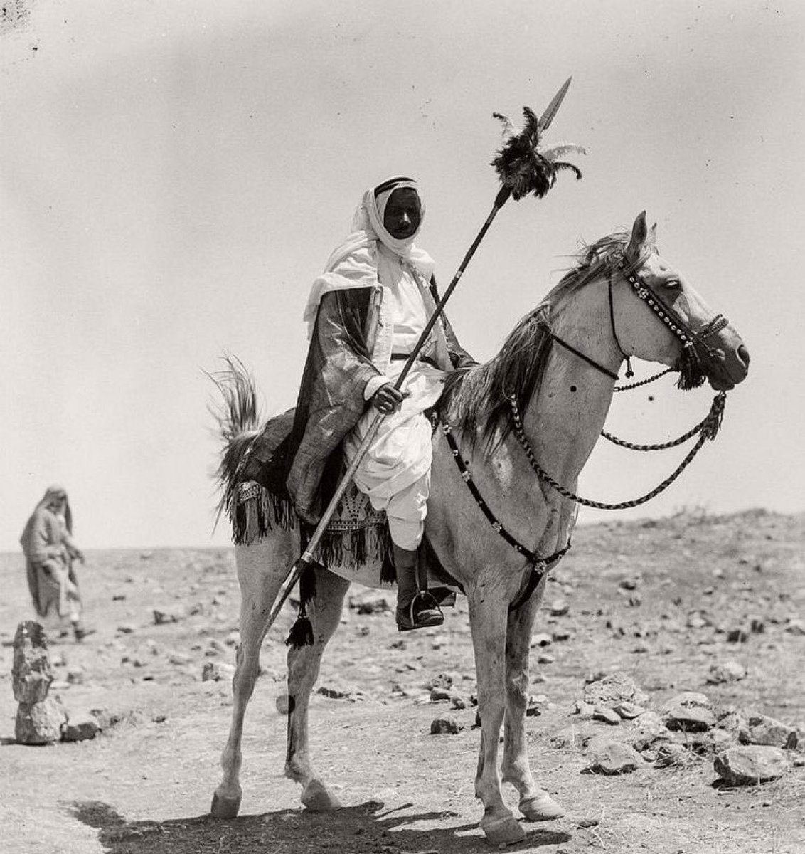 mnaw7's tweet image. العرب وهم في اشد الظروف لا يخلون من الطرافة.

لما انصرف أبُو محجن من قتال القادسية، ليعود إلى محبسه رأته امرأة فظنته فارًا منهزما، فقالت تُعيّره:
من فارسا كرهَ الطعان يُعيرُني
رُمحا إذا نزلوا بمرج الصُّفر

فرد عليها:

إن الكرام على الجياد مبيتُهم
فدعي الرّماح لأهلها، وتعطَّري 😂