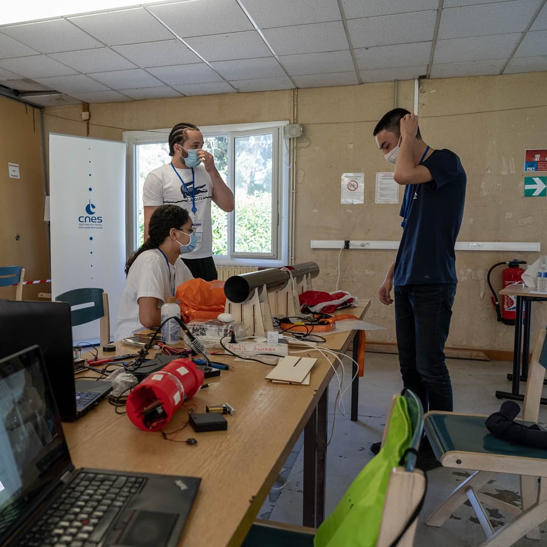 PlaneteSciences's tweet photo. Le lundi 19 Juillet, les premiers clubs ayant conçu des fusées expérimentales arrivés au seins du camp 🏘 et par la même occasion les contrôles de ces Fusex ont commencé !🚀
#fusée #experimentale #camp #militaire #contrôle
@CNES https://t.co/iOx6pr18wD