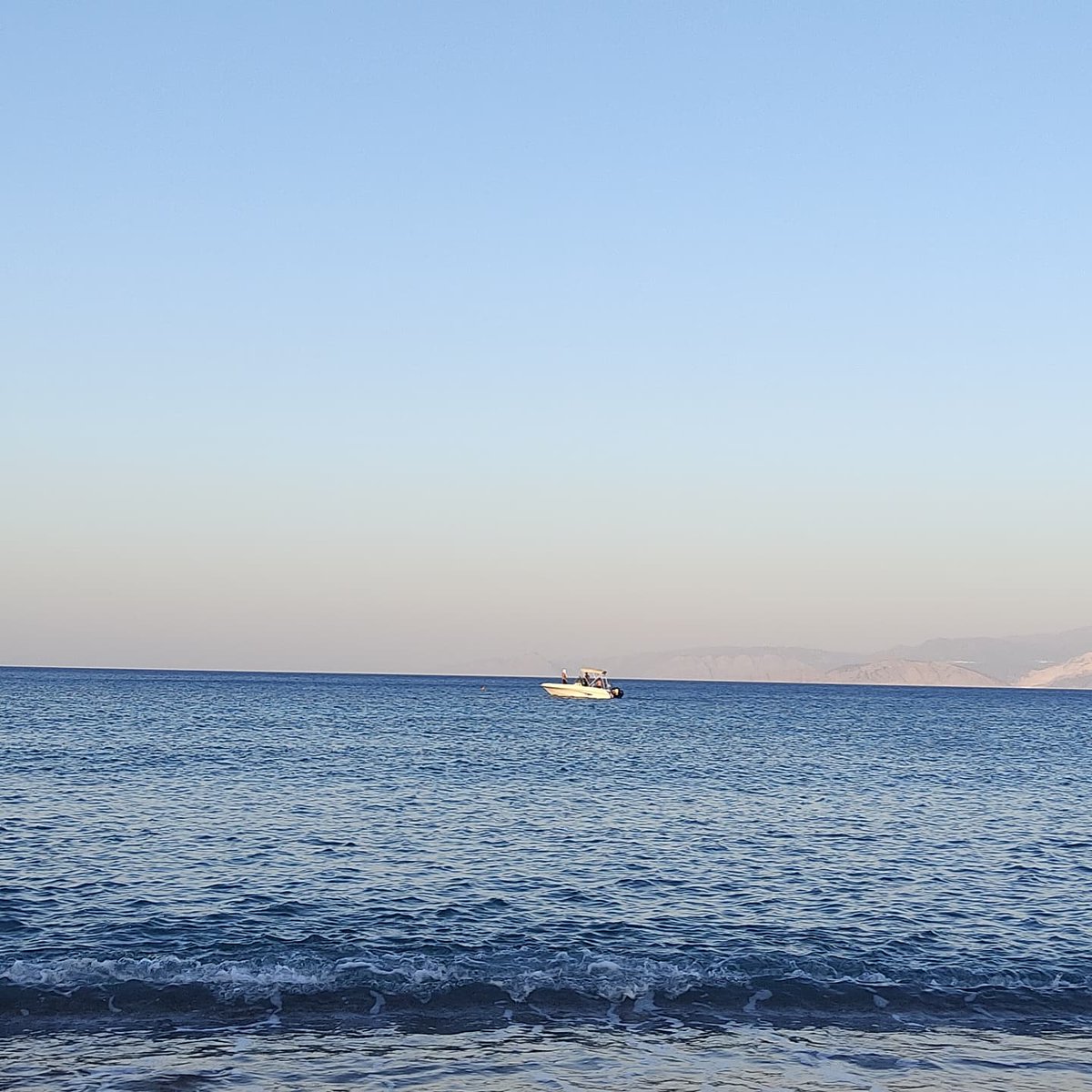 Elzerv's tweet photo. Give me your hand and I will take you far away..Expressing the mood..
#dreams that remain dreams..🐠🌙
#landscapephotography #shore #sea #crete #Twitter #Tweet #photography https://t.co/JuHqwNcudk