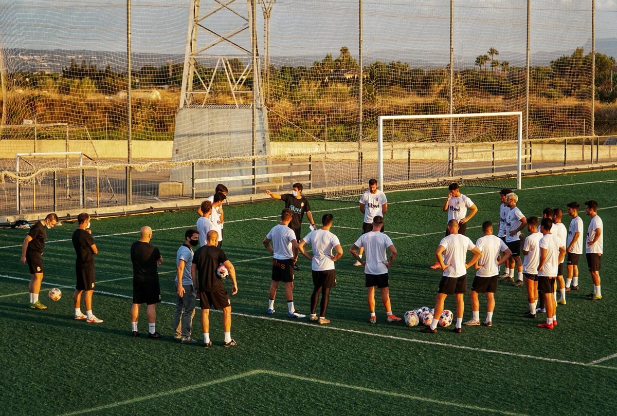 🔋💪🏼⚽ Aquesta setmana el primer equip ha començat la pre temporada. 

🔛 Així donam el 'sus' a la temporada 2021/2022. Amb més ganes e il·lusió que mai 🤍🖤

#JuntsFeimHistòria #CENTConstància