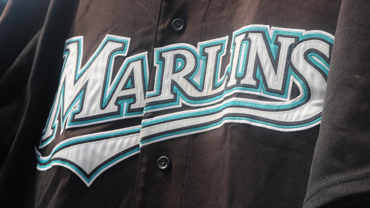 GoHammerheads's tweet image. We were cleaning out an old closet and found something you might be interested in...

We're giving away a 𝗚𝗔𝗠𝗘 𝗪𝗢𝗥𝗡 Marlins Spring Training jersey from 2007!

To enter:
RETWEET this post!
FOLLOW us!

We'll announce the winner when we hit 1⃣1⃣k followers! Ready. Set. Go.