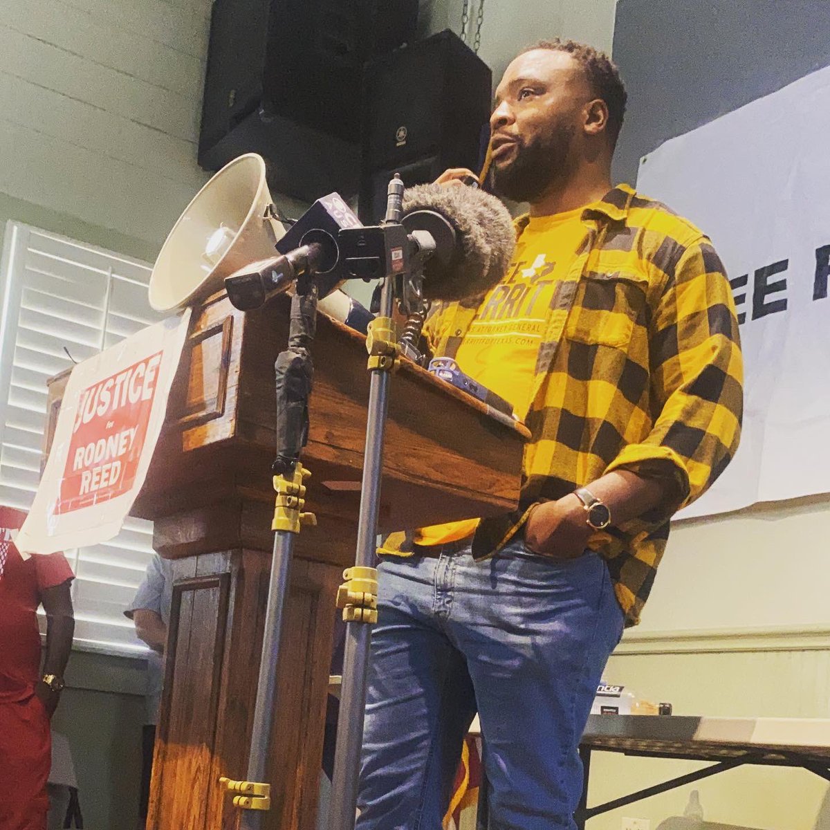 _cececruz's tweet photo. Yesterday was day 7 and today is day 8 of the hearing in #Bastrop #Texas. Big shout out to @MerrittForTexas for speaking out in support of #RodneyReed at the rally the Saturday before the hearing began. #PowerfulWords of support and inspiration were said. 
#FreeRodneyReed https://t.co/eMa87k5aSm