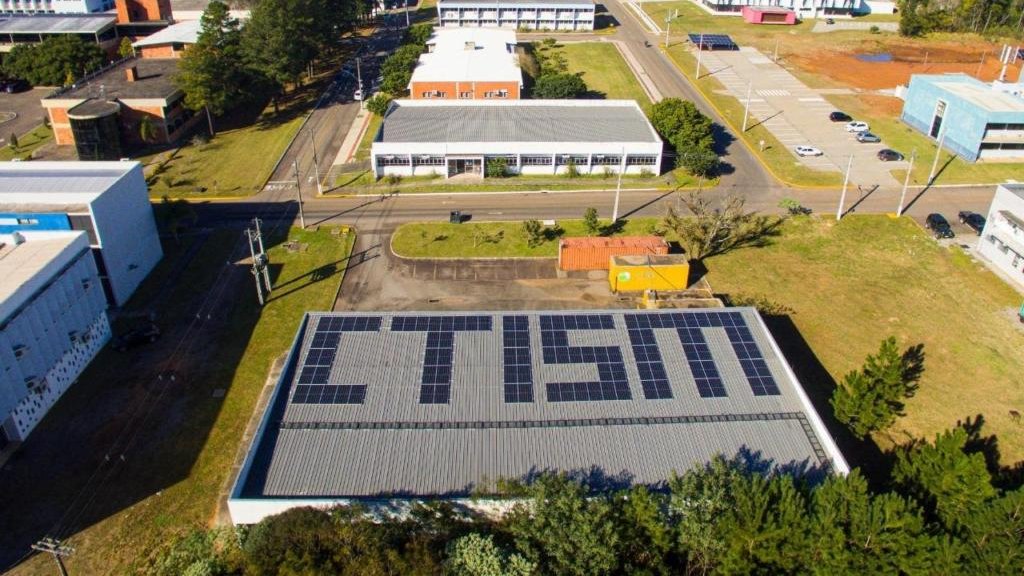 UFSM_oficial's tweet photo. O Colégio Técnico Industrial de Santa Maria #CTISM adquiriu dois sistemas fotovoltaicos para geração de energia. ☀️💡

Além da sustentabilidade ambiental e econômica, o projeto permite o contato dos alunos com a microgeração de energia. 

https://t.co/aSAmaqUpks https://t.co/H8TKoe4Z5H