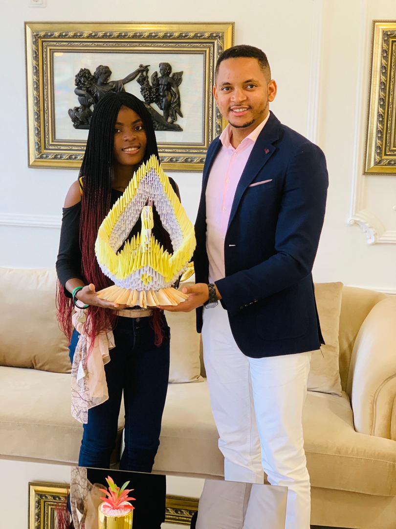 Un gran  orgullo descubrir  nuevos talentos  y la dedicación  de jóvenes con ganas de crear, innovar  y usar sus tiempos  positivamente.  Os presento  la joven artista Minerva Pelegia Mangue Ntongono, de arte Origami.