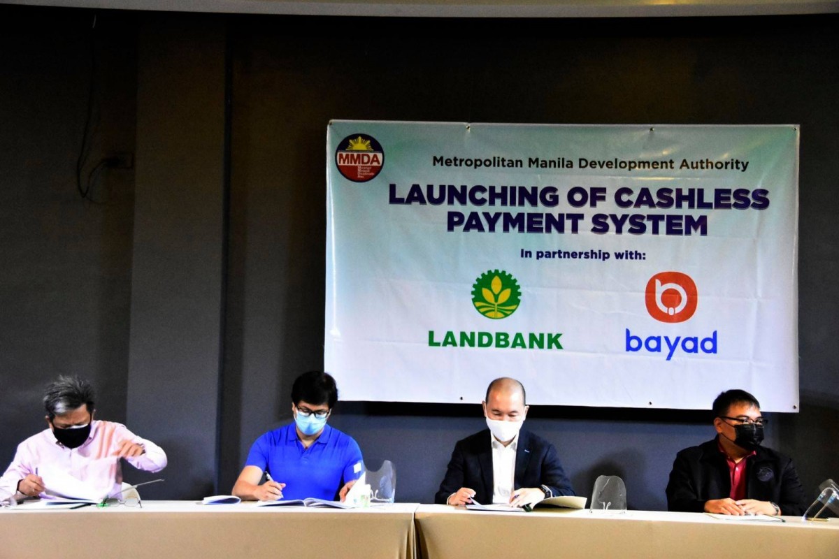 MMDA fees payment made easier with LandBank facility 

MANILA, (PIA)-Clients may settle their penalties using the Link.BizPortal accessible on the MMDA and LandBank websites, and pay online using their LANDBANK, OFBank, BancNet, or PayGate accounts

pia.gov.ph/news/2021/07/2…