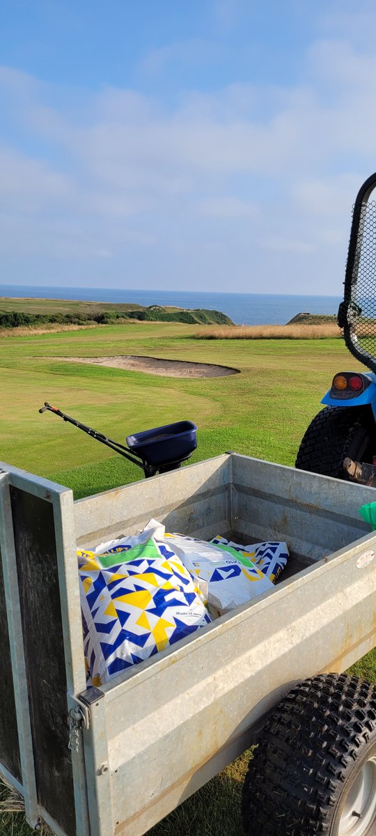 SwingForm's tweet photo. A light 20g sqm of @terralift TX10 going down to keep them ticking over @Aitkens_turf https://t.co/5ULIcP0Gg2