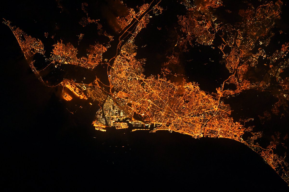 Thom_astro's tweet photo. Barcelone – les villes aux plans quadrillés, ce n'est pas qu'en Amérique ! Souvenirs de la Dream Team 🇺🇸 🏀 et d’un parc olympique de rêve aux Jeux de 1992… 
//
A ☁ pass over #Barcelona, and a night pass, but the village from the 1992 @Olympics can be seen. #OlympicCities https://t.co/xGoNN6x7nb