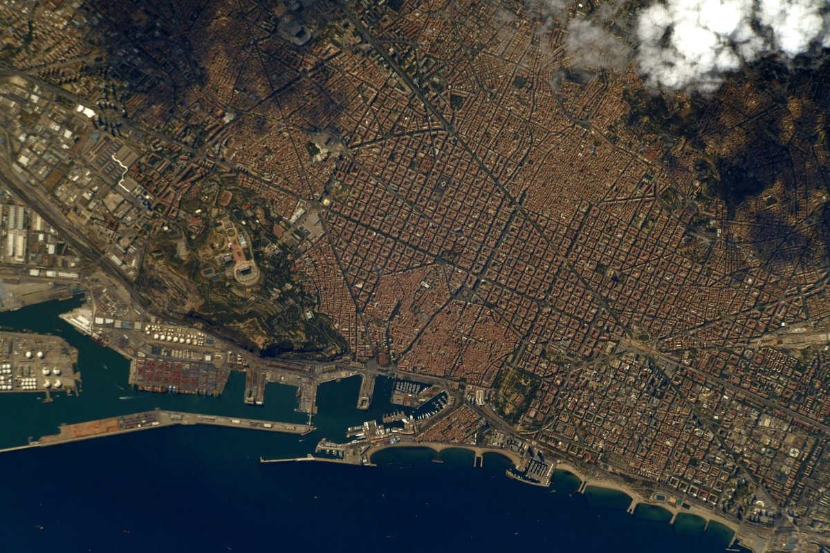 Barcelone – les villes aux plans quadrillés, ce n'est pas qu'en Amérique ! Souvenirs de la Dream Team 🇺🇸 🏀 et d’un parc olympique de rêve aux Jeux de 1992… 
//
A ☁ pass over #Barcelona, and a night pass, but the village from the 1992 <a href="/Olympics/">The Olympic Games</a> can be seen. #OlympicCities