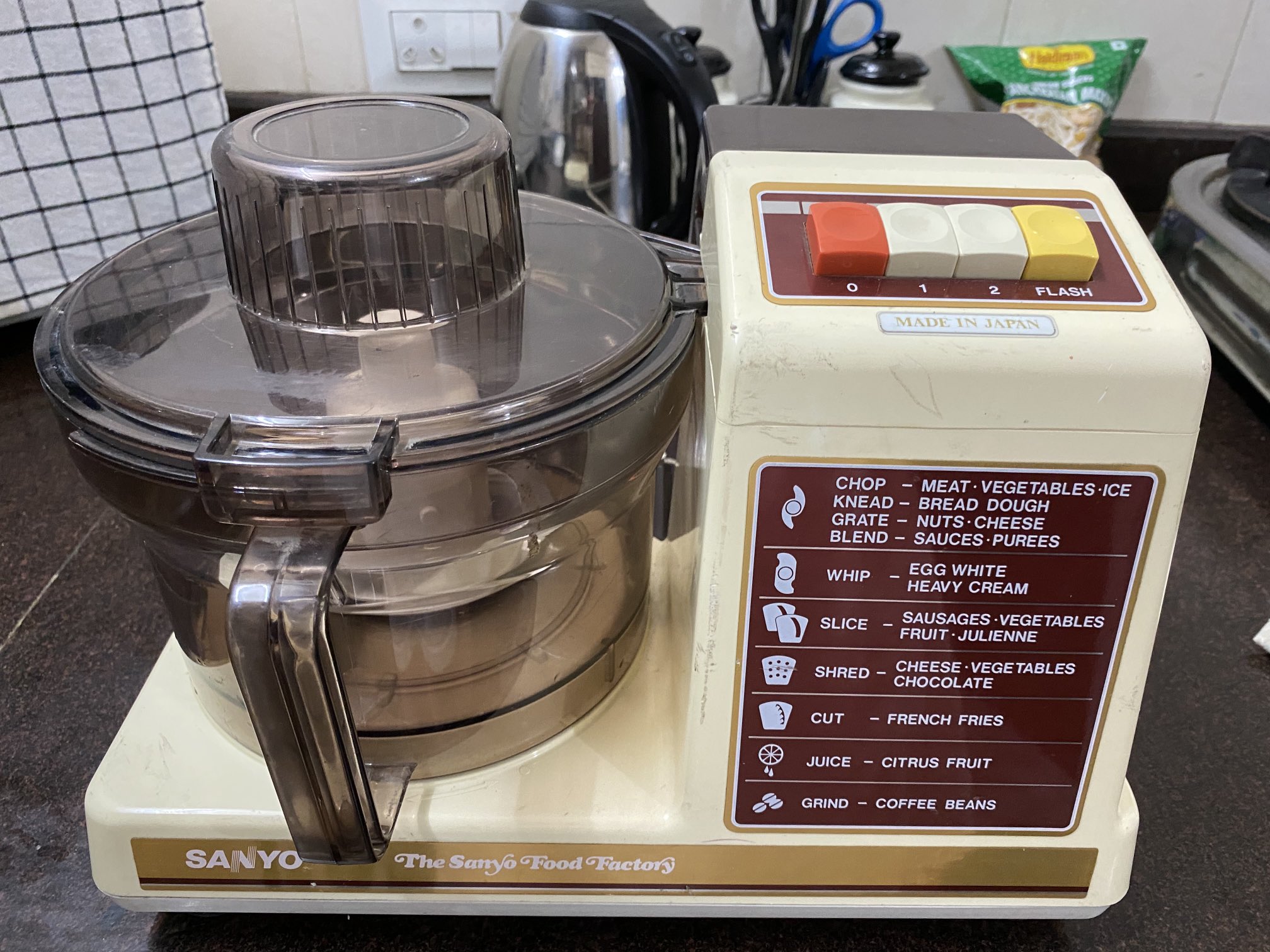 udløser melodisk mikro Rochelle Almeida on Twitter: "I have a new old food processor—a vintage one  that is, barely used, dating from the early 1980s. It's by Sanyo and it's  called The Food Factory! Can't