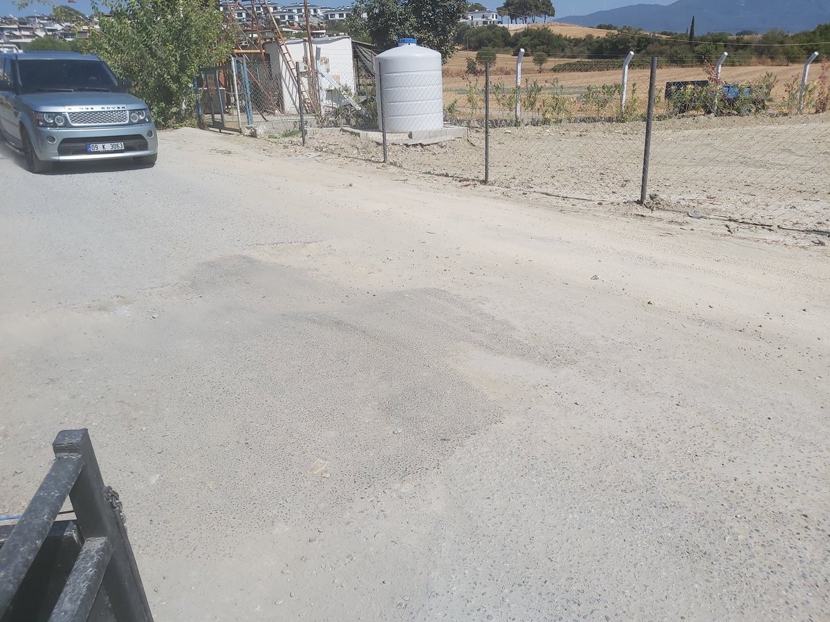Davutlar yolundan yuvamikur sitesine girişi ve devamında bulunan doğal bozulma ve çökmeler aylardır bu şekilde araçlar zarar görmekte lütfen asfalt yamalar yapılsın <a href="/AydinBuyuksehir/">Aydın Büyükşehir Belediyesi</a> <a href="/KusadasiBel/">T.C. Kuşadası Belediyesi</a>