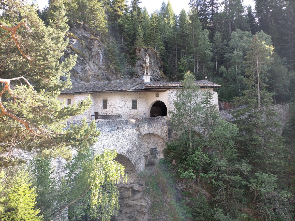 Si vous séjournez <a href="/Valfrejus/">Valfréjus</a>, vous pouvez réserver la visite guidée de Notre-Dame du Charmaix. Laurence, une guide-conférencière passionnée et passionnante vous racontera l'histoire de la station,  vous ouvrira les portes de la chapelle et de ses secrets. #montagne #patrimoine