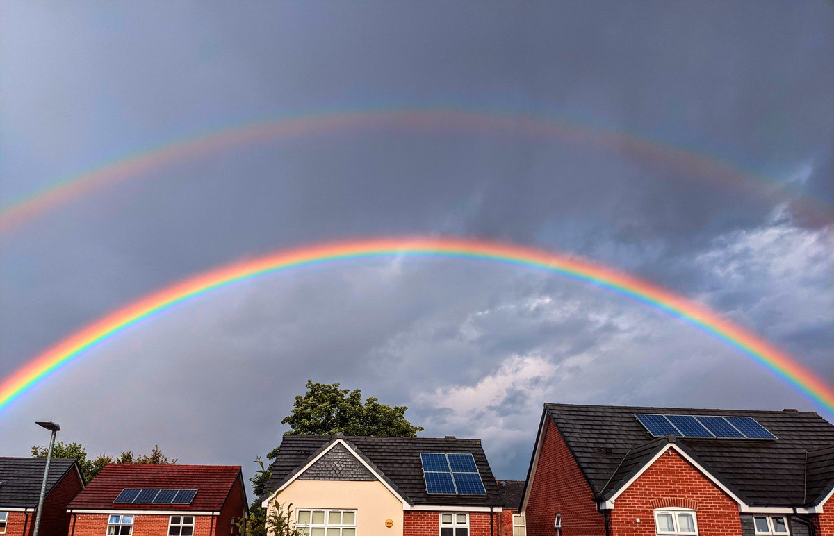 SkiaSkai's tweet image. Super bright double rainbow outside!!