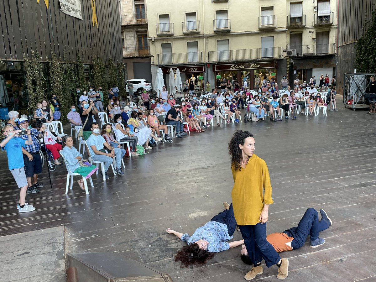 Aj_Ripoll's tweet photo. 👉 Avui la plaça de la Lira ha acollit la segona jornada del #RipollesDansa amb els espectacles ‘Tr3s’ i ‘Synokon’, dels ballarins Nikita Anishchenko, Noèlia Arcos i Andrea Amor. Demà dijous a les 19 h, última sessió del festival també a la plaça de la Lira! 

#Ripoll https://t.co/DRO5bdk48l