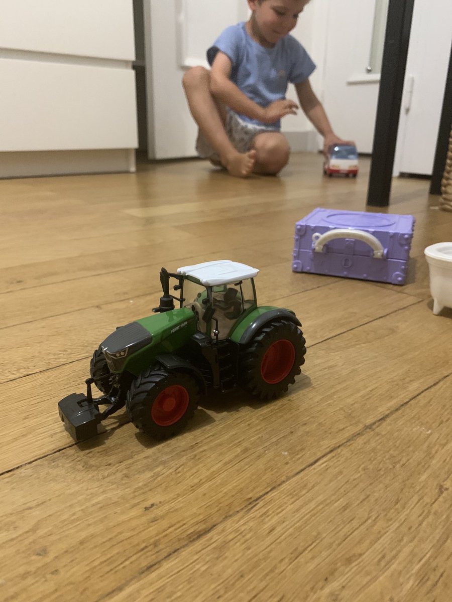 Rentrer du bureau, inventer des histoires qui parlent de fermiers qui n’ont pas bien le temps de se reposer l’été, de la planète qui a besoin que tout le monde l’aide, de gaz verts, et de bus qui roulent sans faire tousser les humains. 🙃 #bioGNV #biomethane #Summerbrake