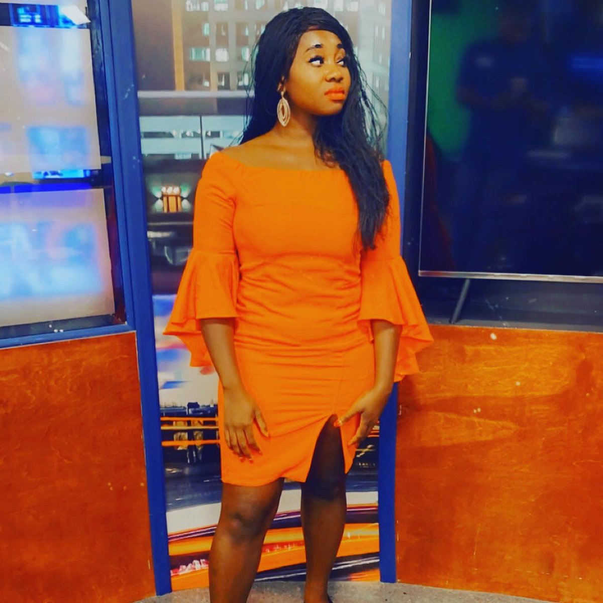 SimoneJamesonTV's tweet photo. Orange you glad it’s almost the weekend?!!! 🤪 Continue slaying. We’re over half way there. 💪🏽🦾 #tvnewsreporter #tvreporter #thatnewslife #thatnewsgirl #breakingnews #lightscameraaction #mmjane #fashiononfleek #SimoneJameson #reporterstyle #wachfox57 #wachfox #wednesdaythought https://t.co/yAaPNc5oDJ