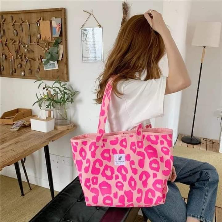 PearBearShop's tweet photo. #พร้อมส่ง กระเป๋าลายเสือสีดำ/ชมพู 145.- รวมส่ง 💥💥 https://t.co/AnrMXyawxH