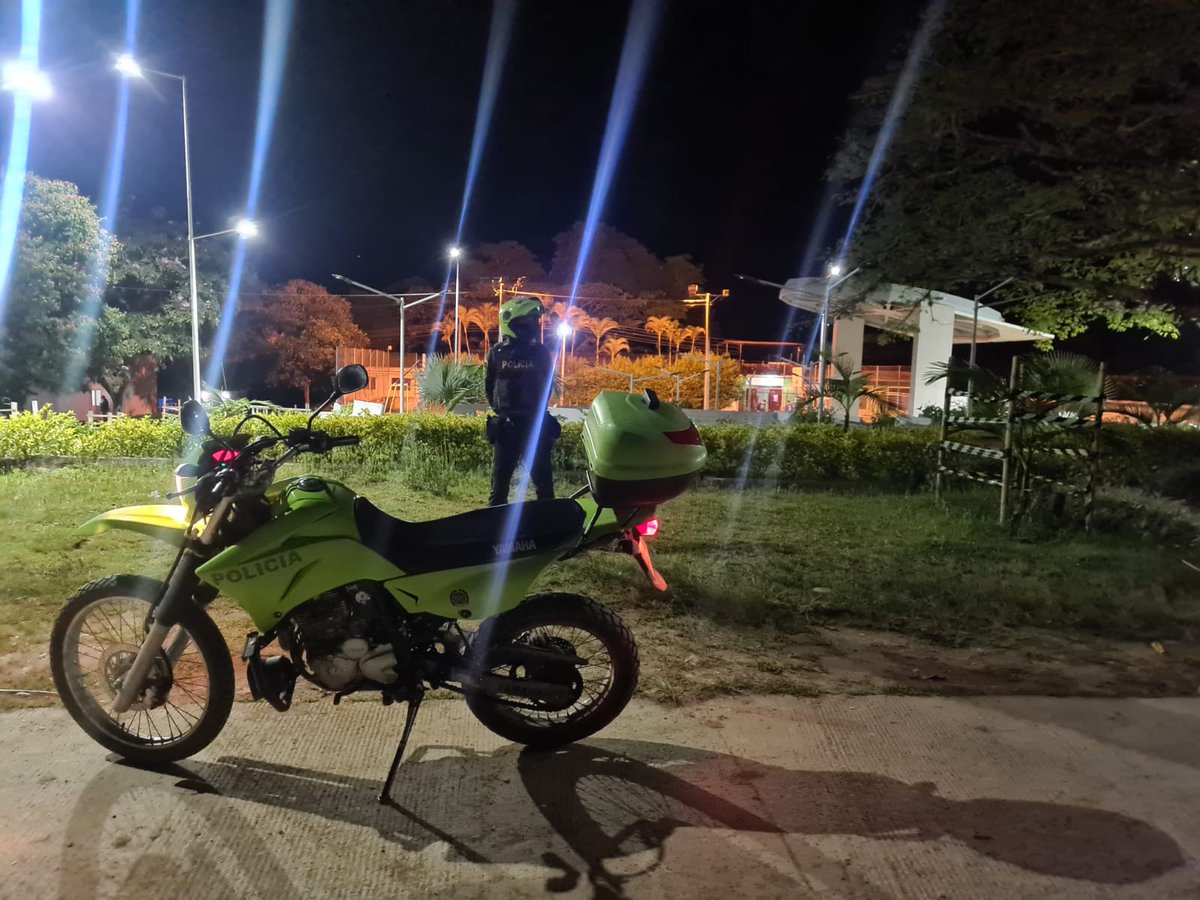 HuilaPolicia's tweet photo. Mientras usted descansa, #MiPolicíaDelCuadrante se encarga de velar por la convivencia y seguridad ciudadana. Centro poblado de Naranjal, #Timana. https://t.co/a2CJkqbkHH