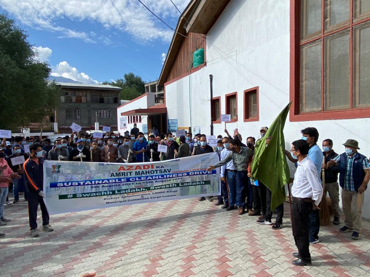 DIPR_Kargil's tweet photo. CEC, @LAHDC_K, @FerozKhan_Kgl flags off 10 day Cleanliness Drive under #AzadiKaAmritMahotsav kick starts in Kargil
@padmaangmo @santoshsukhdeve
#KeepLadakhClean #UseDustbin
#SwachhLadakh #SwasthLadakh https://t.co/AV51qC4Vhj