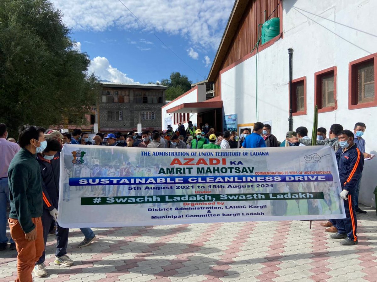 DIPR_Kargil's tweet photo. CEC, @LAHDC_K, @FerozKhan_Kgl flags off 10 day Cleanliness Drive under #AzadiKaAmritMahotsav kick starts in Kargil
@padmaangmo @santoshsukhdeve
#KeepLadakhClean #UseDustbin
#SwachhLadakh #SwasthLadakh https://t.co/AV51qC4Vhj