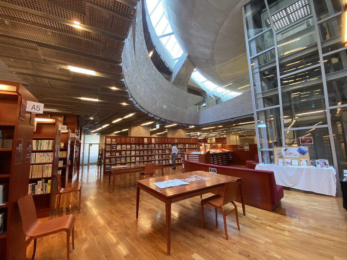 Ryoma Sin Ya 中央図書館の入ってるカダーレって文化交流施設もご立派な造形 普通のホールやコンサートホール スタジオにキッチン部屋まである 由利本荘市すごい