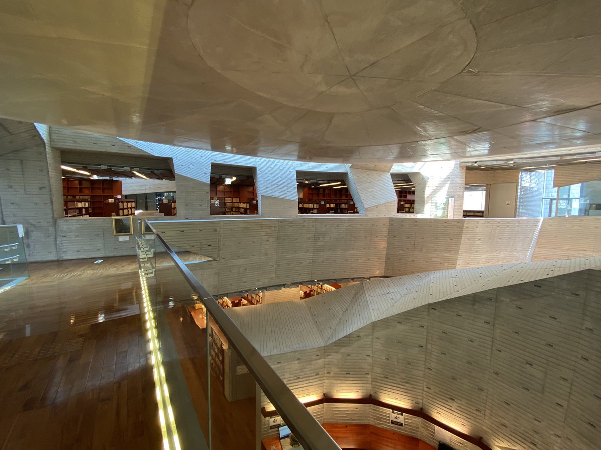 Ryoma Sin Ya 中央図書館の入ってるカダーレって文化交流施設もご立派な造形 普通のホールやコンサートホール スタジオにキッチン部屋まである 由利本荘市すごい