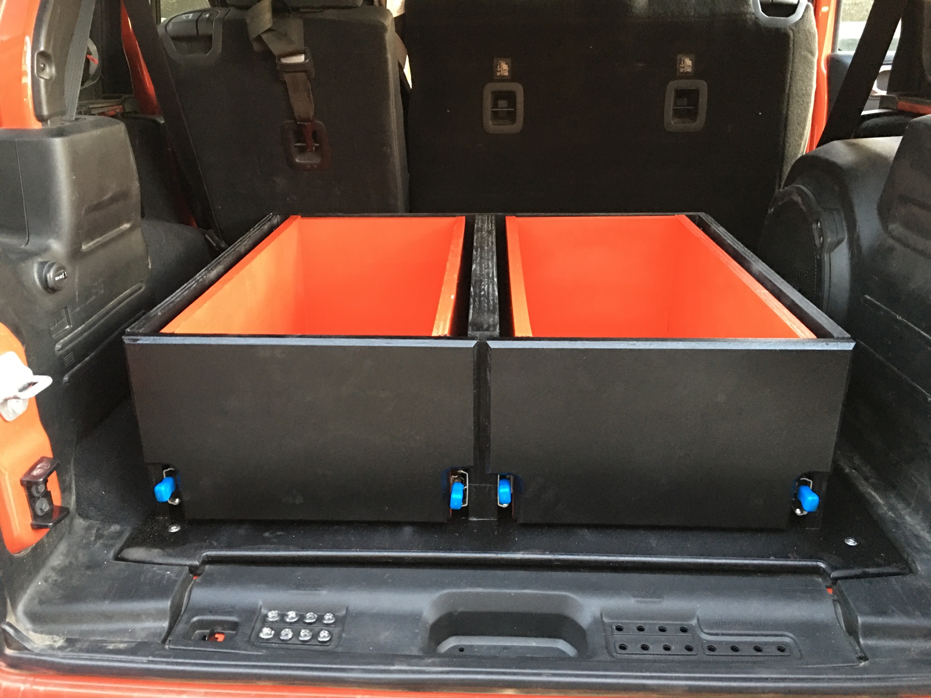 Twitter 上的 Vadania Jp 仕事車に引き出しを作りました レールはロック機能はクローズ時とオープン時しっかりと止まります 運転中も全然ガタガタしないし 音もしないので快適です 仕事車 収納アイデア レール 引き出し 引き出し収納 Diy Vadania