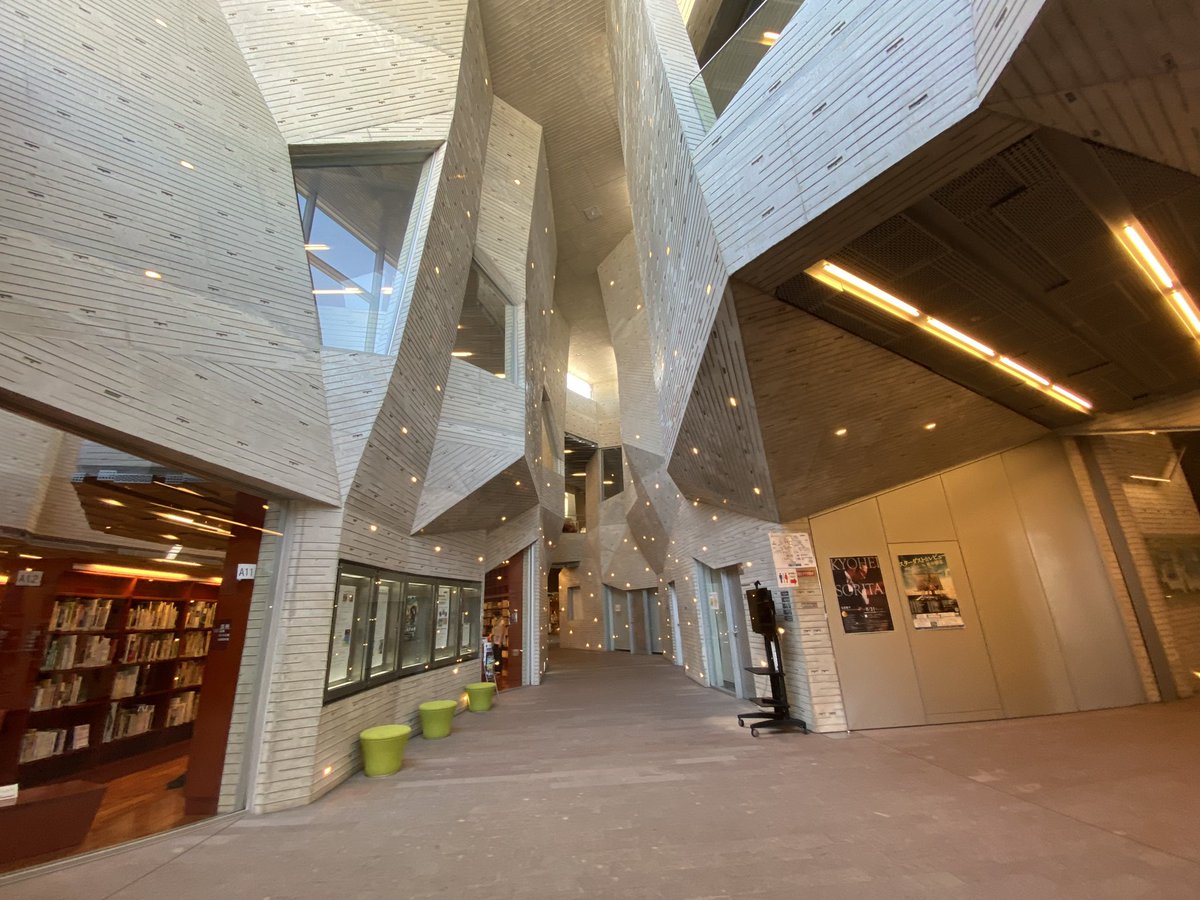 Ryoma Sin Ya 中央図書館の入ってるカダーレって文化交流施設もご立派な造形 普通のホールやコンサートホール スタジオにキッチン部屋まである 由利本荘市すごい