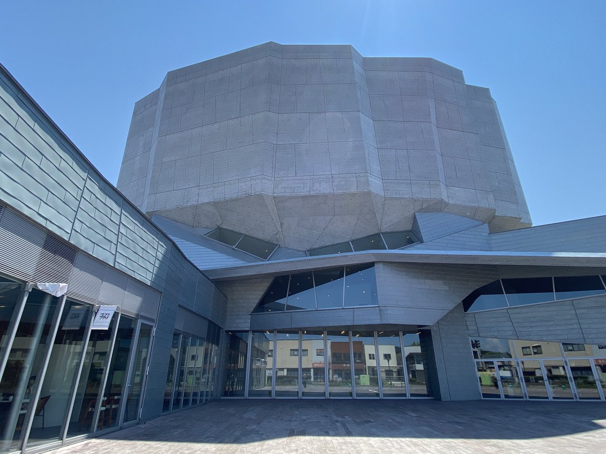 Ryoma Sin Ya 中央図書館の入ってるカダーレって文化交流施設もご立派な造形 普通のホールやコンサートホール スタジオにキッチン部屋まである 由利本荘市すごい