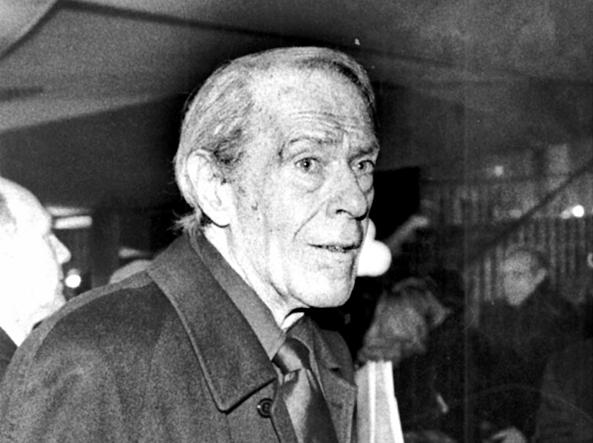 Antonio79B's tweet photo. "Il cretino è imperturbabile, la sua forza vincente sta nel fatto di non sapere di essere tale, di non vedersi né mai dubitare di sé".

Oggi nel 2002 moriva lo scrittore e traduttore #FrancoLucentini.

@Librimondadori.

#5agosto. https://t.co/mPiRBI9qrg