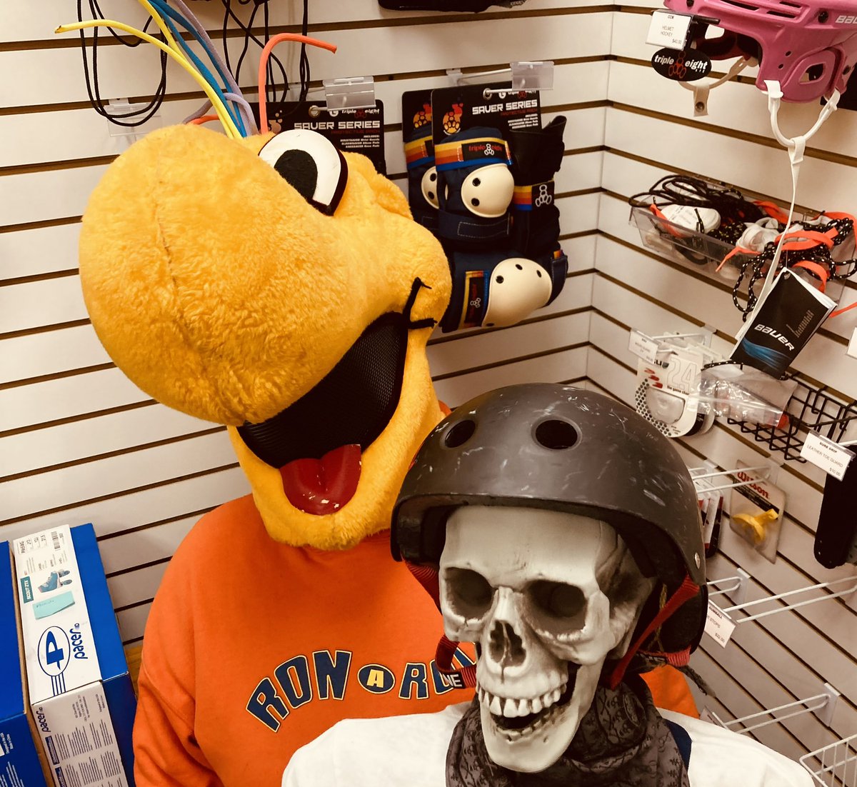 ronaroll's tweet image. Roller Roo loves her friends and family!!! Come take a picture with her!