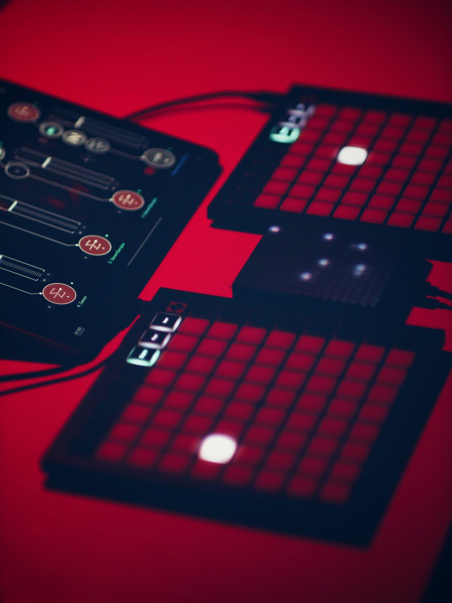 PerplexOn's tweet image. Late-night red-light district: Double #launchpadmini + #lightpadblock + iPad setup.