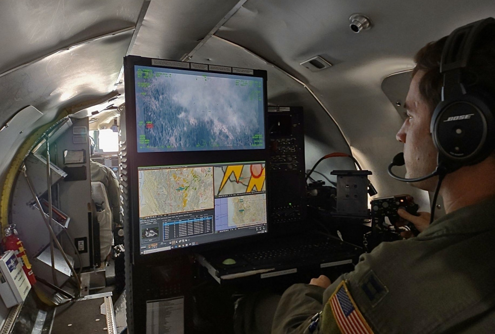 1stAF's tweet photo. Two military RC-26 aircraft flew 45 wildland fire fighting sorties so far in AZ, CA, ID, MT, NV, OR, UT &amp; WA in support of the U.S. Forest Service. The crews detect hotspots &amp; map fires. The Wash Air National Guard's RC-26 first flew July 8 and the Arizona Guard's on July 31. https://t.co/LMvIN0KvDe