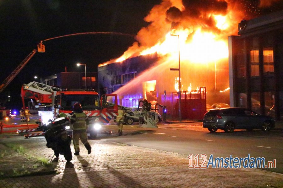 Vlammenzee verwoest pand van autodealer in #Amsterdam. 112Amsterdam.