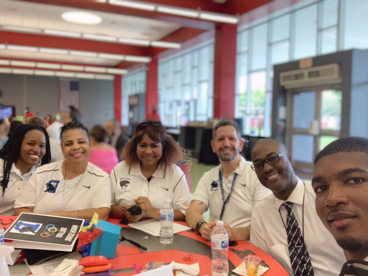 GiaHRoberts's tweet photo. #HighSchoolSquad Dillard High School 6-12 “Together We Make Great Things Happen!” https://t.co/kiLlmEIif8