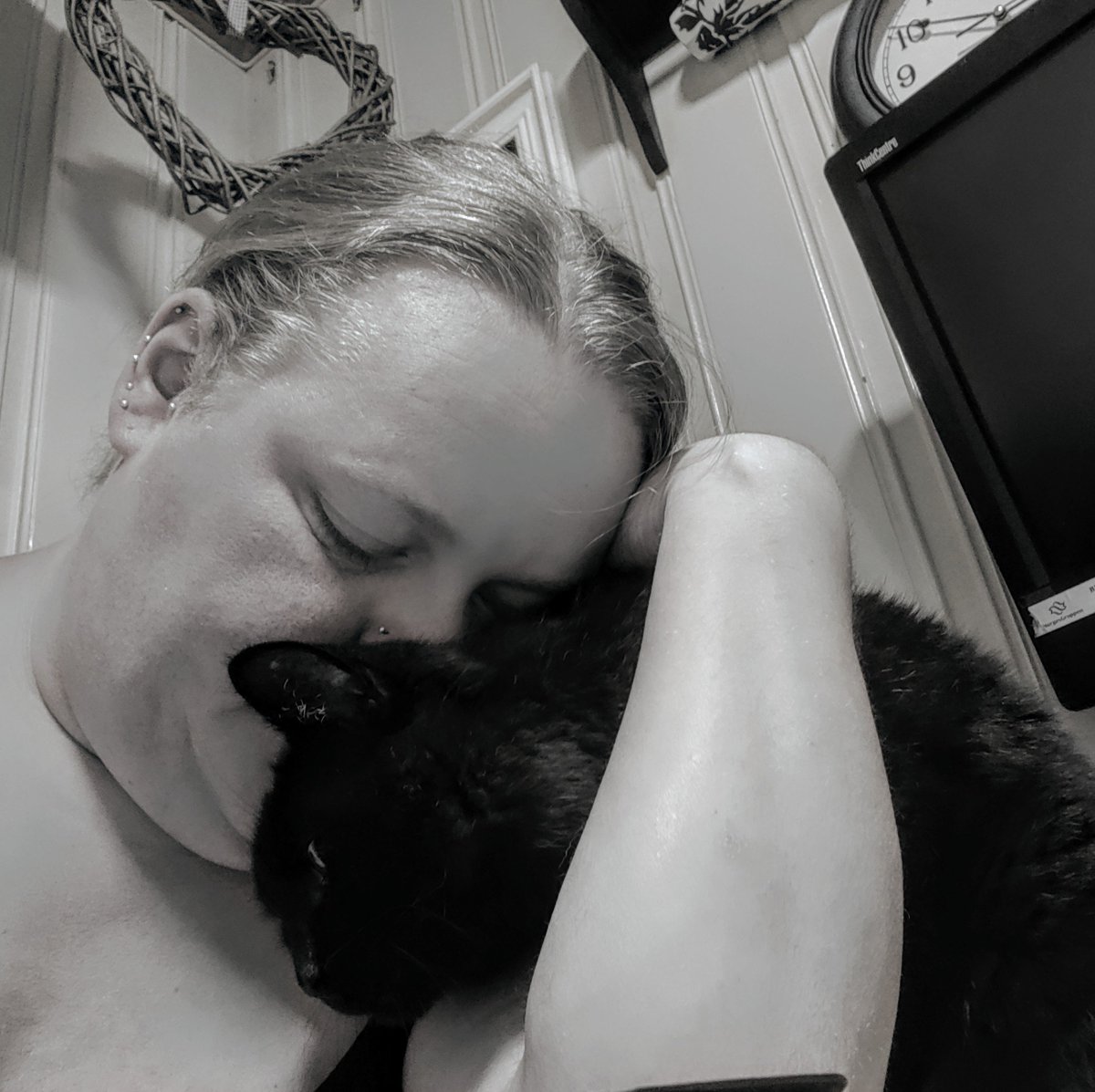 VHenriksrud's tweet photo. Sofiaria,når hun vil ha kos,kommer hun alltid snikende og legger hodet sitt inntil brystet mitt. Det er til tider veldig plagsomt,men fy søren så koselig det er 🥰
#blackcats #love #pet #givinglove https://t.co/ZoWiTebrX3