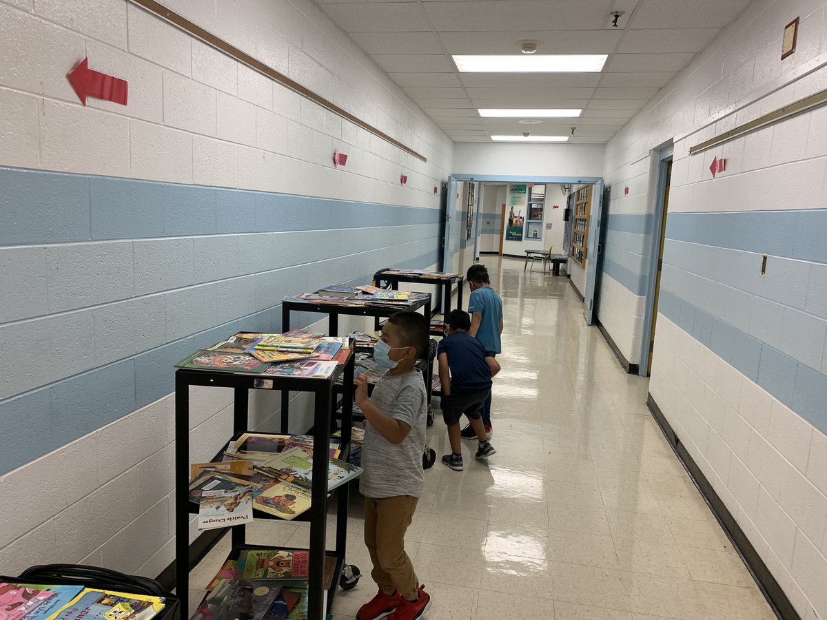 Ms_Dematatis's tweet photo. Thank you @BrosWBooks for the books for our students @SouthLakeES ! They were so excited to receive books! Thank you for supporting their love of reading ! We really appreciate your generosity ! Please support @BrosWBooks so that more students can benefit and receive free books! https://t.co/lgKOxfzpNx