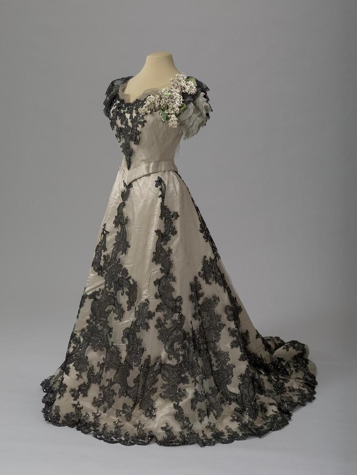 1900 2025 ball gown