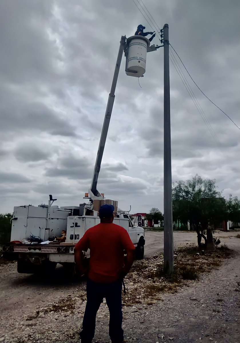 licoquintanilla's tweet photo. Gracias al equipo de alumbrado público que dirige Fito Rodríguez, hoy el #EjidoMexiquito quedó al 💯 con la instalación de luminarias tipo Led, ahora nuestros amigos cuentan con alumbrado público de primera.
Orgulloso de mi equipo✅
#SomosProgresoYVamosPorMas
#ProgresoFuerte https://t.co/WrfqiEEYtg