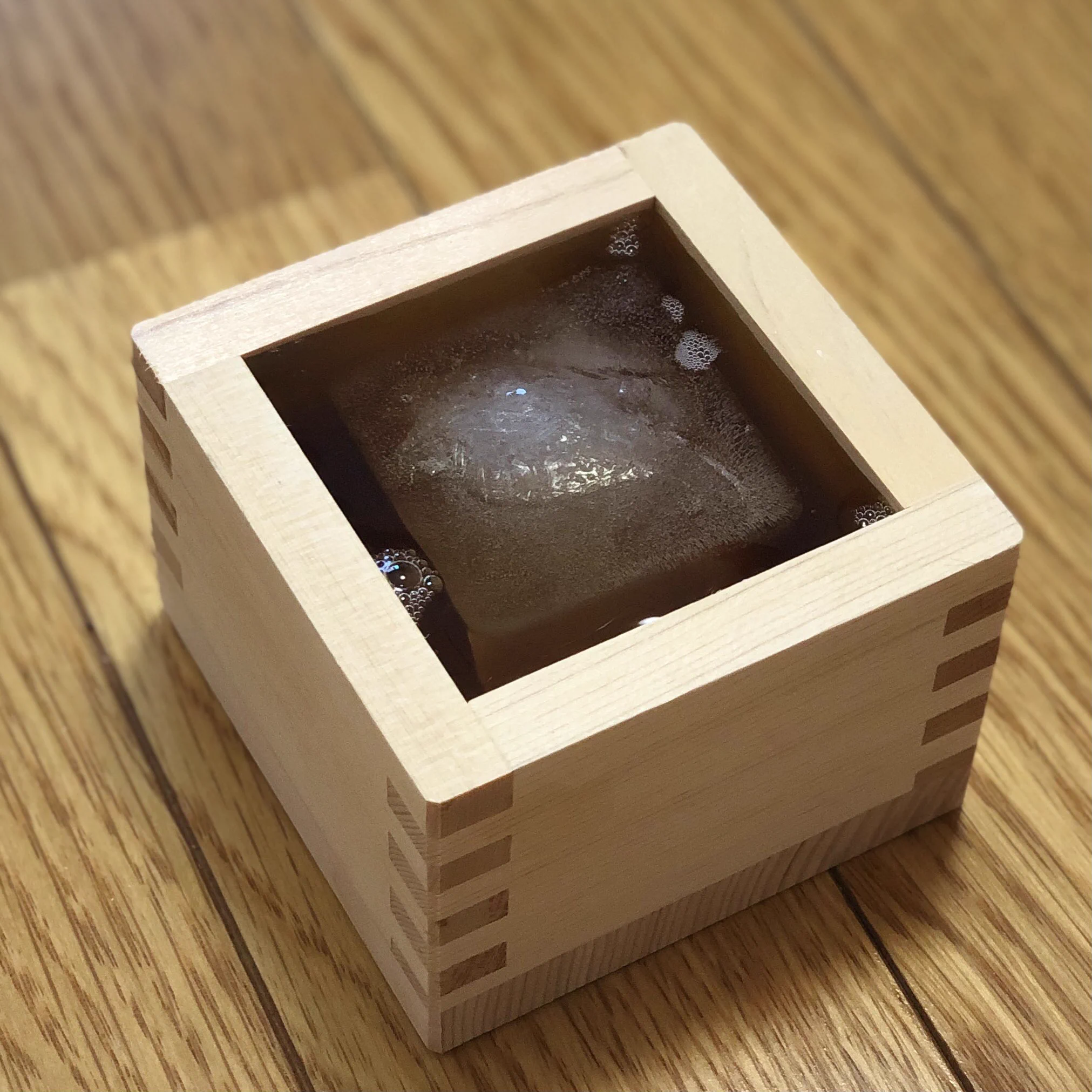 美味しいと思ったのに？クソデカ氷を入れた枡に麦茶を注いで飲んだ結果www