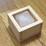 美味しいと思ったのに？クソデカ氷を入れた枡に麦茶を注いで飲んだ結果!