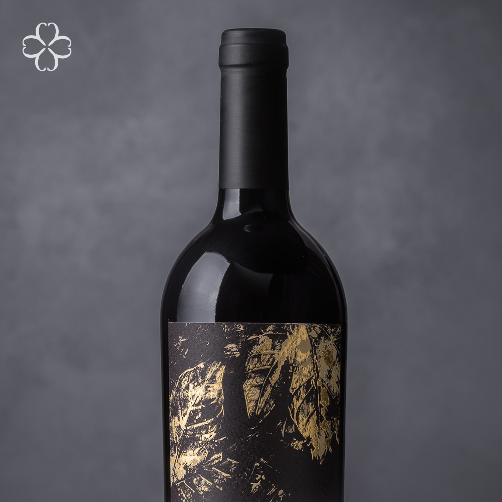 LANZAMIENTO – AGOSTO 2021
Celebramos la conexión entre nosotros y los productores, un vínculo único que conduce a la creación de vinos excepcionales. Añada tras añada, hemos construido un mundo de principios y experiencias compartidas, mientras continuamos nuestro viaje juntos.