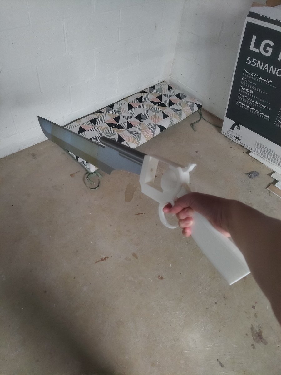 Azshure13's tweet photo. It's coming together guys! Just have to do the filler work, let it dry. Paint and wrap the hilt and I'll have my very own Jase's gunblade.
#bookprops #art #cosplay #The13thZodiac https://t.co/tnfd7yxpq2